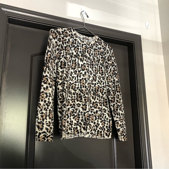 J. McLaughlin cheetah/leopard lightweight cashmere long sleeve crewneck sweater - Picture 4 of 8